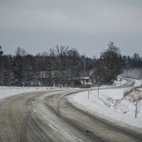 Pirmdienas rītā sniegs un apledojums apgrūtina braukšanu visā Latvijā
