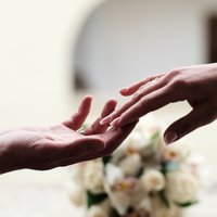 Atzīmējot mīlestību: septiņi pāri, kuri laulībā nodzīvojuši 50 gadus