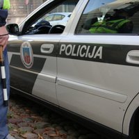Rīgā aiztur ārzemnieku - ekshibicionistu, kurš uz ielas kails nonācis vecpuišu ballītes laikā