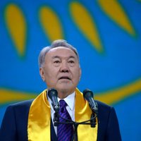 Kazahstānas prezidents pirms atklāšanas iepazīstas ar valstī pirmo 'McDonald's'