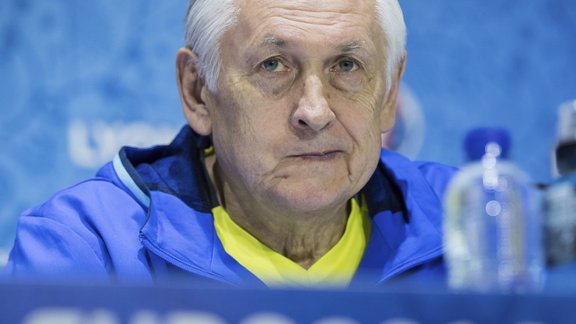 Ukraine s coach Mykhailo Fomenko 