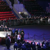 No leģendārā hokeja trenera Tihonova atvadās 10 000 cilvēku