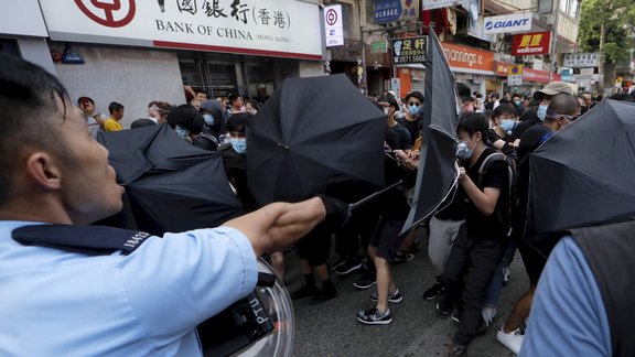 Honkongā notikušas sadursmes starp protestētājiem un policistiem - 5