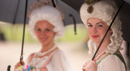 Foto: Mežģīnes, rozes un Vivaldi – Rundāles pilī izskanējis Senās mūzikas festivāls