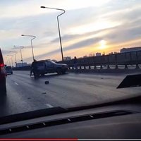 Video: Uz Dienvidu tilta kravas auto ietriecas džipā