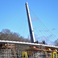 Jelgavā pārbauda jaunā tilta vanšu izturību