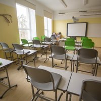 Вход по "ковидным" сертификатам и тестам, маски на уроках: как будет выглядеть новый учебный год в Латвии