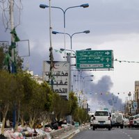 Foto: Saūda Arābijas lidmašīnas bombardē Jemenas galvaspilsētas starptautisko lidostu