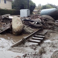 Dubļu straumes Kalifornijā noposta mājas; pieci cilvēki gājuši bojā