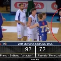 Video: Lietuvā basketbolists no pretinieka atvadās ar sitienu pa seju