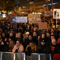 Foto: Slovākijā tūkstošiem cilvēku protestē pret Fico valdību