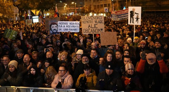 Foto: Slovākijā tūkstošiem cilvēku protestē pret Fico valdību