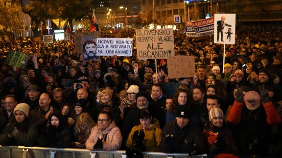 Foto: Slovākijā tūkstošiem cilvēku protestē pret Fico valdību