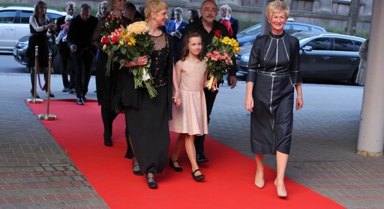 Foto: Sarkanais paklājs, drūzma un ziedi – uz lielā ekrāna nonāk filma 'Bille'