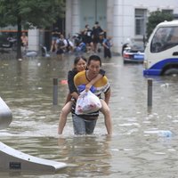 Bojāgājušo skaits plūdos Ķīnā pārsniedzis 300