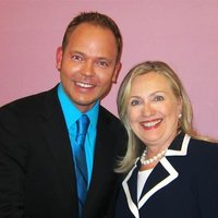 Hilarija Klintone uzslavējusi Reinika zilo kreklu