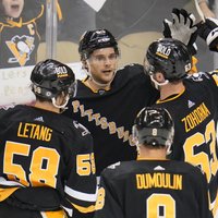 Bļugeram NHL rezultatīva piespēle 'Penguins' uzvarā