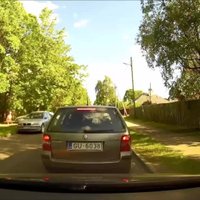 ВИДЕО: Водитель решил "по-умному" объехать "пробку" в Риге