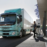 Pirmie elektriskie 'Volvo' kravas auto jau tiek piegādāti klientiem