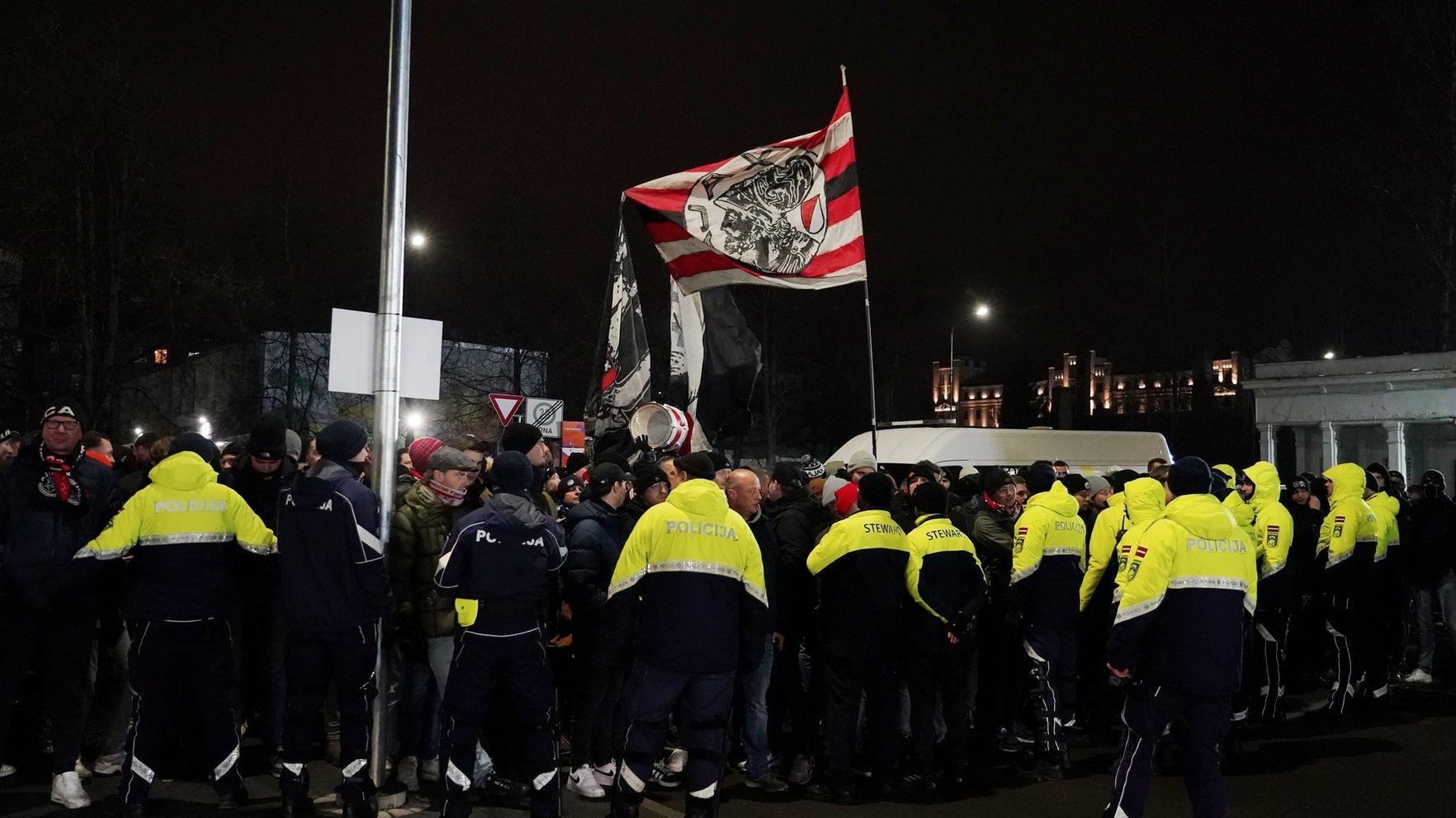 Kā veicās ar "Ajax" fanu pieskatīšanu Rīgas centrā – vērtē policija