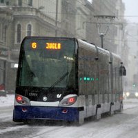 Rīgā sabiedriskais transports kavējas līdz pusstundai; veidojas sastrēgumi