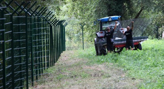 Slovēnija turpina būvēt robežžogu nelegālo imigrantu pieplūduma apturēšanai