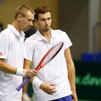 Latvijas tenisa izlase pēc pretinieka izstāšanās gūst izšķirošo uzvaru Deivisa kausa duelī pret Monako