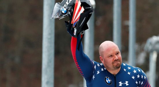 Pēkšņi miris izcilais amerikāņu bobslejists Stīvens Holkombs