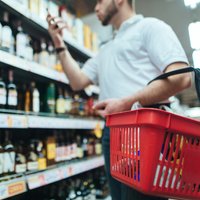 'Iedomājieties par rindām veikalos' – komisija konceptuāli piekrīt ierobežot alkohola tirdzniecību