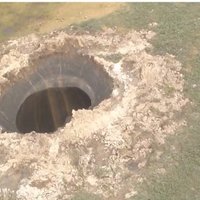 ВИДЕО: На Ямале обнаружили гигантскую воронку неизвестного происхождения