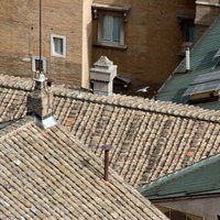 Virs Siksta kapelas Vatikānā uzstāda skursteni, kas pasauli informēs par konklāva iznākumu
