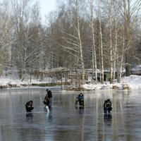 Полиция согнала со льда в Риге 70 рыбаков; Юрмала также ввела запрет