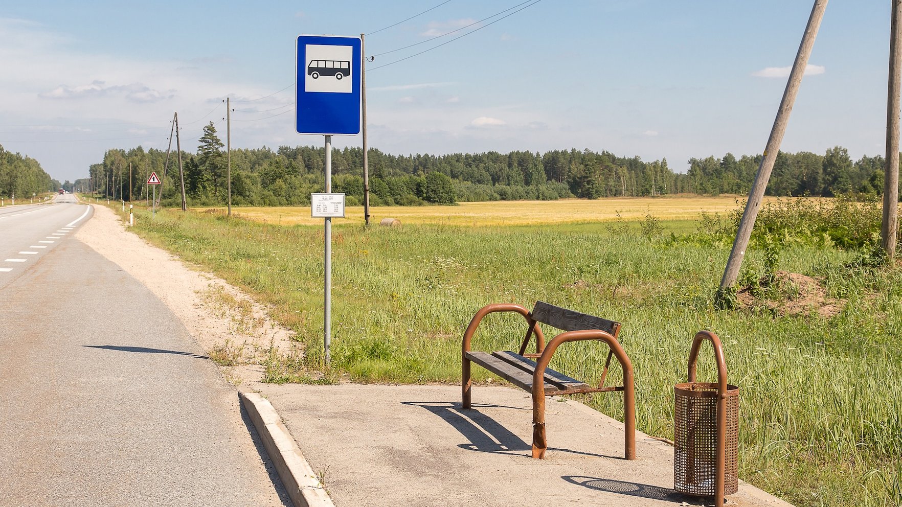 Autobuss nekursē, bet pieturu atjauno – lestenieki dusmīgi, vēsta raidījums