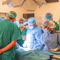 Bērnu slimnīcā pacientus ārstē ar jaunu endoskopiskās ķirurģijas aparatūru