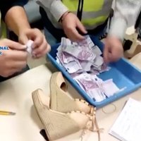 Video: Spānijas policija atrod kurpju papēžos nobēdzinātus 180 tūkstošus eiro