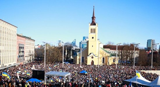 В Таллине и Хельсинки десятки тысяч людей вышли поддержать Украину