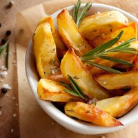 Zeltainas un kraukšķīgas – padomi, kā izcept lieliskas kartupeļu daiviņas cepeškrāsnī