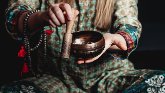 sieviete meditācija gongu terapija Tibeta