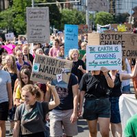 Tūnberga un citi jaunie vides aktīvisti protestē pie ANO ēkas Ņujorkā