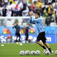 ВИДЕО: Суарес забил в первом же матче за Уругвай с ЧМ-2014, у Месси — антирекорд