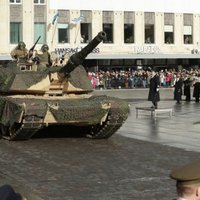 Foto: Igaunijā ar 1000 karavīru parādi svin valsts 99. gadadienu