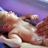 Neonatologu ieteikumi par jaundzimušā aprūpi mājās