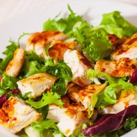 Подборка простых и вкусных салатов из куриной грудки