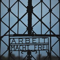 Atkal nozog bēdīgi slaveno koncentrācijas nometnes uzrakstu 'Arbeit macht frei'