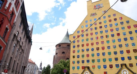 Foto: Rīgā atklāj atjaunoto Latvijas pašvaldību ģerboņu sienu