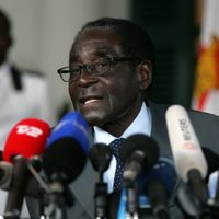 Mugabes partija Zimbabves parlamentā ieguvusi divu trešdaļu vairākumu