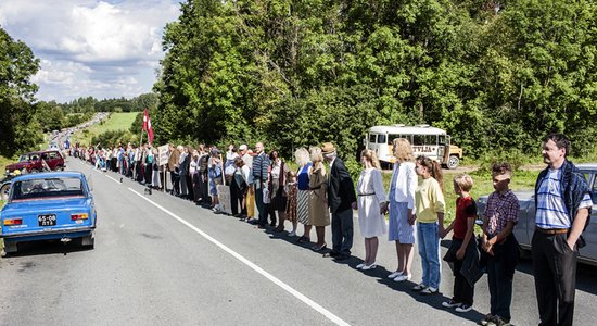 Foto: Filmai rekonstruētais Baltijas ceļš pulcējis rekordlielu dalībnieku skaitu