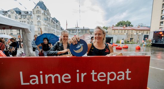 Foto: Par spīti lietum, aizvadīti saldie "Laimas" Šokolādes svētki