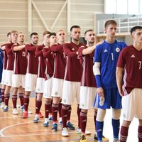 Telpu futbola izlase atspēlējas pret titulēto Ungāriju