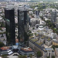 Ar zaudējumiem strādājošā 'Deutsche Bank' nomaina vadītāju